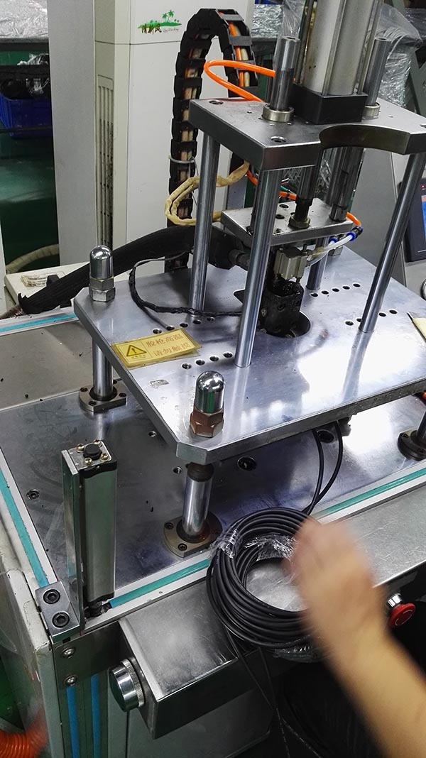 Low-Pressure Molding Machine Low-Pressure Molding Machine